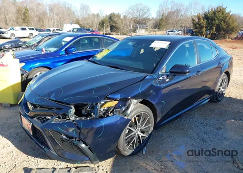 2021 Toyota Camry Se z USA, uszkodzony, nr VIN 4T1G11AK1MU558015